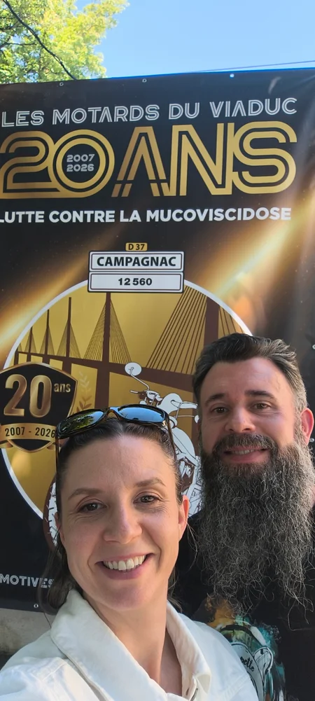 Devant la banderole de l'événement Les Motards du Viaduc