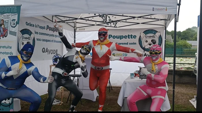Rencontre costumée en Power Rangers sur un salon
