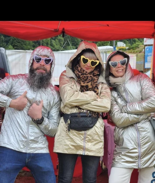 Rencontre avec des motards sous un barnum, lors d'une sortie