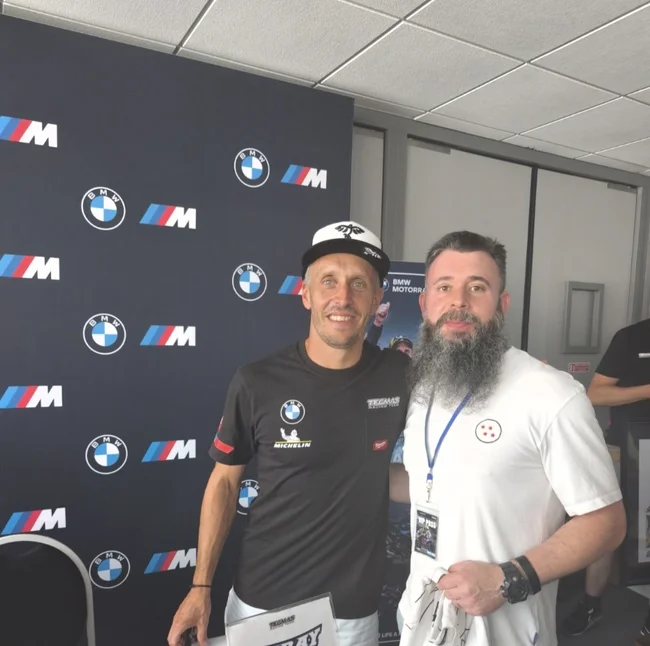 Rencontre sur un salon moto, stand BMW Motorrad