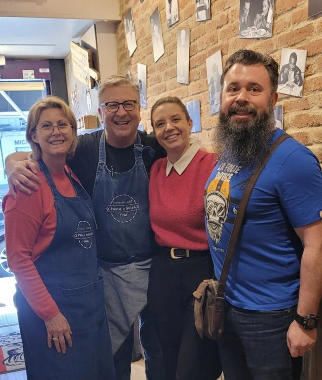 Avec l'équipe d'un restaurant partenaire
