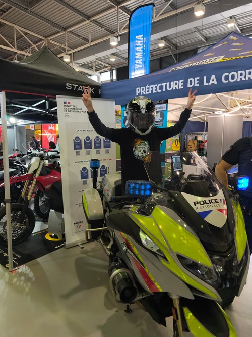 Rencontre sur le stand de la Police nationale, lors d'un salon moto
