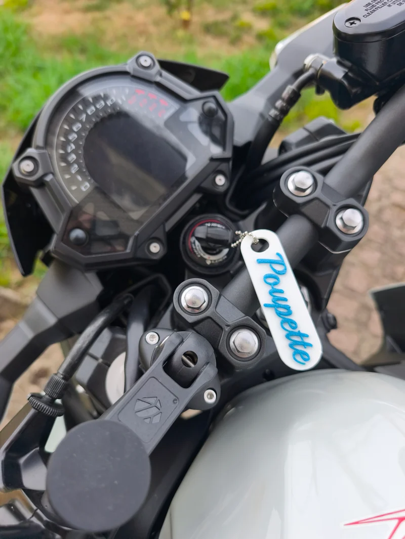 Le porte-clé plastique souple Poupette