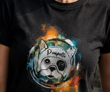 Détail du motif Poupette sur le t-shirt