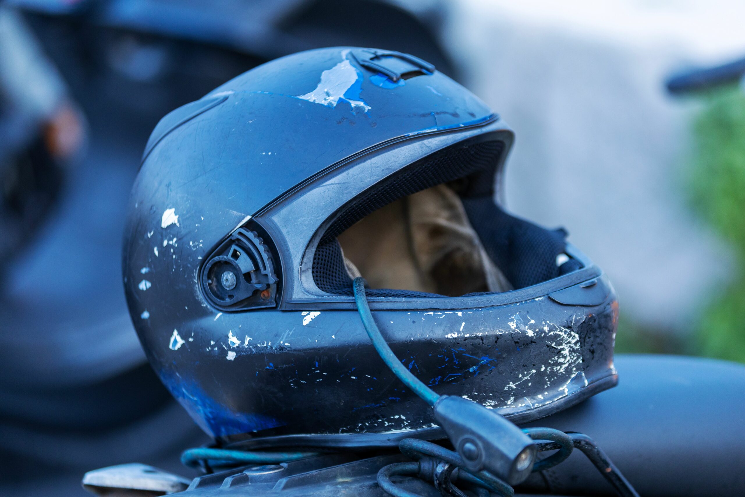 Casque moto usé et fissuré, signe qu'il faut le remplacer