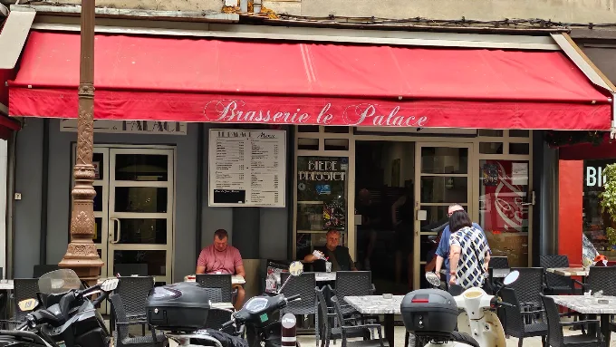 Terrasse de la Brasserie Le Palace à Ajaccio, point de consigne Poupette